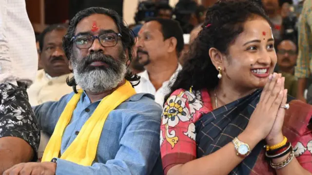 चुनाव प्रचार के दौरान हेमंत सोरेन अपनी पत्नी और जेएमएम नेता कल्पना सोरेन के साथ