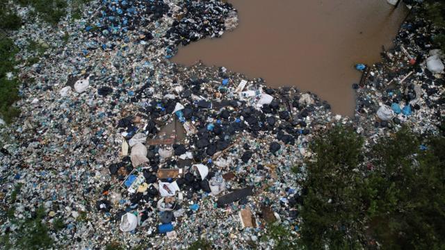 Foto aérea mostra lixo acumulado em Porto Alegre