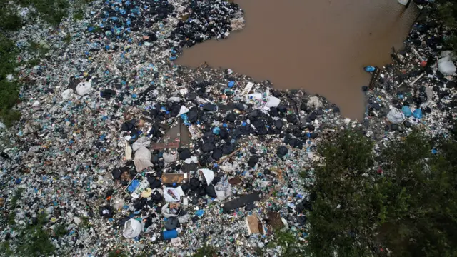 Foto aérea mostra lixo acumuladojogo de maquininha caça níquelPorto Alegre