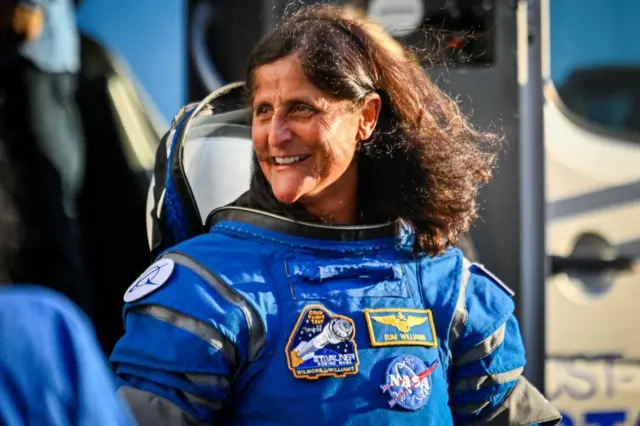 Suni Williams en traje espacial antes de abordar la cápsula