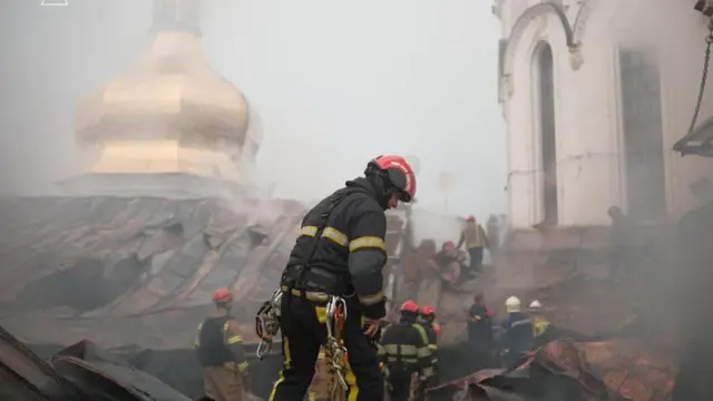 Пожежники працюють на території Лаври