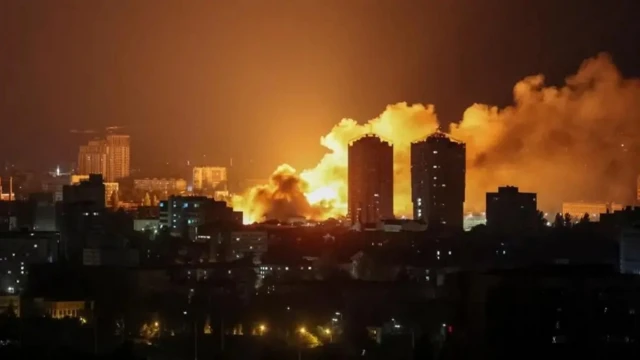 Ibiturika bimeze bwa nkuba vyumvikanye mu mugwa mukuru wa Ukraine igihe ibisasu vya missile vyahamijagirwa