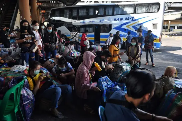 ဘန်ကောက်မှာ အလုပ်လုပ်နေတဲ့ မြန်မာလူငယ်တွေ (ပုံဟောင်း)