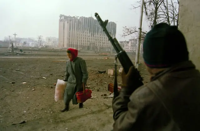 На площади у президентского дворца в Грозном