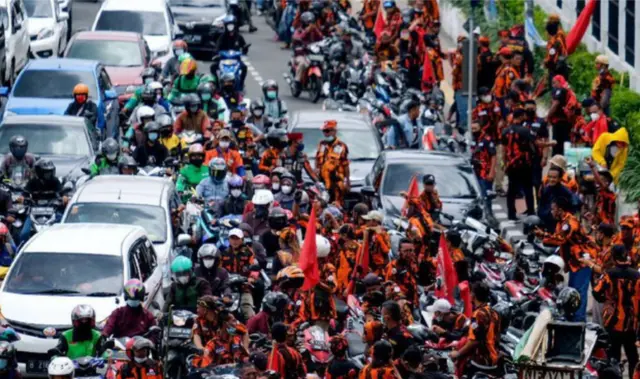 Anggota Pemuda Pancasila berunjuk rasa di depan gedung DPR, Jakarta, pada 25 November 2021.