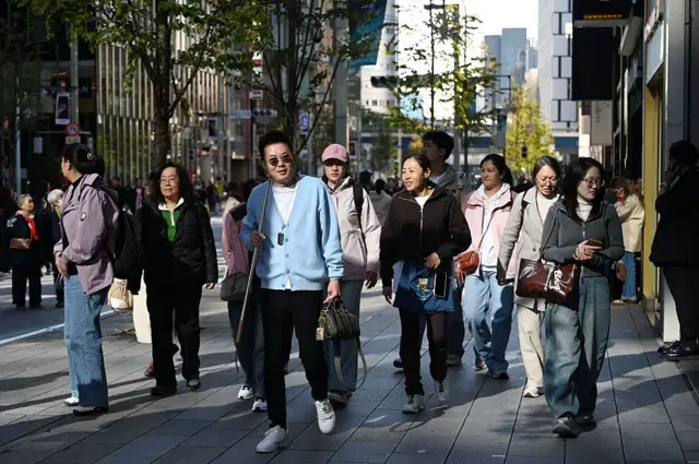 一群游客出现在银座街头