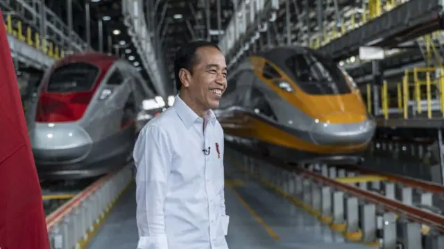 Presiden Jokowi saat mengunjungi stasiun kereta cepat Jakarta-Bandung di Tegalluar, Jawa Barat pada 19 Oktober 2023