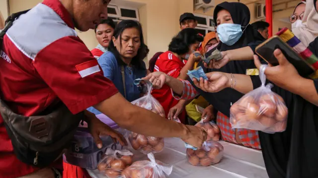 Warga membeli telur ayam yang dijual dalam operasi Pasar Pangan Rakyat Murah dan Aman (Pak Rahman) di Kecamatan Candisari, Semarang, Jawa Tengah, Kamis (07/03).