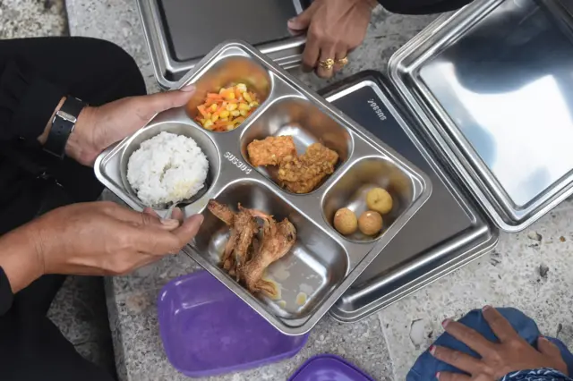 MBG: Apakah korban keracunan Makan Bergizi Gratis bisa menggugat pemerintah? - BBC News Indonesia