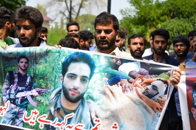 बुरहान वानी के मारे जाने के बाद कश्मीर में कई बार सड़कों पर प्रदर्शन हुए. ये तस्वीर 8 जुलाई 2019 र