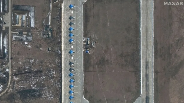 На супутниковому знімку аеродрому Морозовськ 2021 року видно літаки Су-24