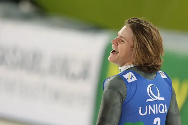 Lucas Pinheiro Braathen durante a cerimônia de premiação da Copa do Mundo de Esqui Alpino, em 27 de janeiro de 2026, em Schladming, Áustria.