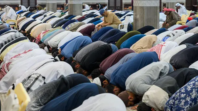 Awọn musulumi kan n kirun ni inu mọṣalaṣi.