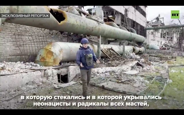 Скриншот із репортажу RT з окупованого Маріуполя, де українських солдатів називали "неонацистами і радикалами"
