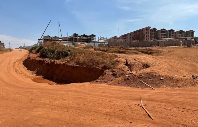 Umuhanda ukikije uyu mushinga abubaka bavuga ko ugomba gushyirwamo kaburimbo