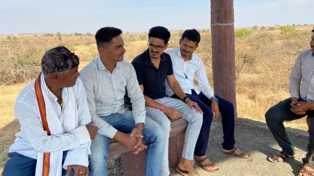 महेश त्यांच्या मित्रांसोबत