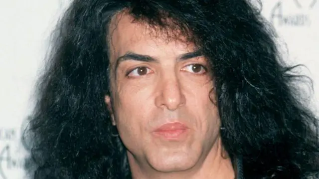Quem se apresentou primeiro com os rostos pintados: Secos e Molhados ou Kiss? 2 Paul Stanley posando para foto em evento, na frente de painel