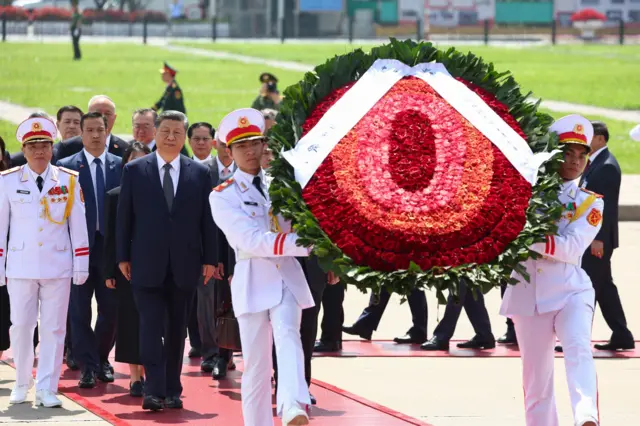 ခေါင်းဆောင်ကြီး ဟိုချီမင်းရဲ့ အာဇာနည်ဗိမာန်မှာ ပန်းခွေချ