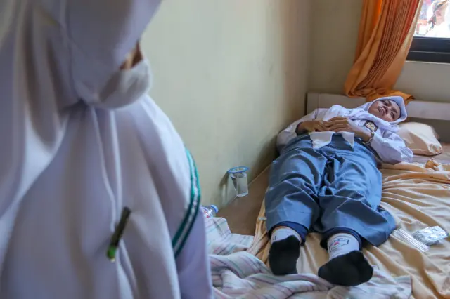 Petugas kesehatan mendampingi siswa yang diduga keracunan makan bergizi gratis (MBG) di SMA 2 Kudus, Kabupaten Kudus, Jawa Tengah, Kamis (29/1/2026). 