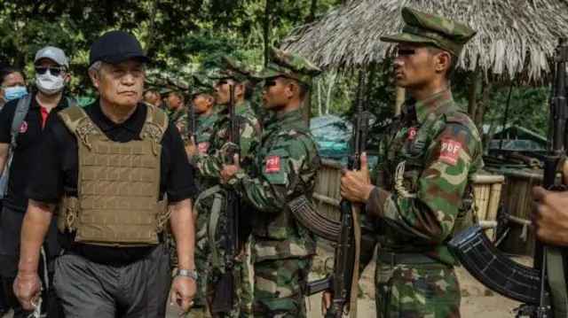 PDF တစ်ယောက်မကျန် လက်နက်တပ်ပေးနိုင်ဖို့ လုပ်ဆောင်နေတယ်