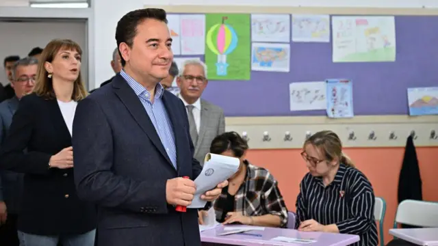 Ali Babacan oy kullanırken 