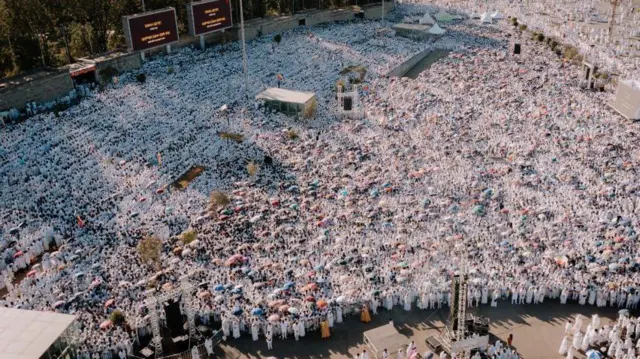 በአደባባዩ ነጭ ለብሰው የተሰበሰቡ ታዳሚዎች ከአየር ላይ የተነሳ ፎቶ