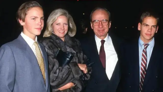 مرداک، همسر پیشین و دو پسرانش در مقابل دوربین ایستاده و عکس میگیرند. از چپ به راست: جیمز مرداک، آنا مرداک، روپرت مرداک و لاکلان مرداک‌