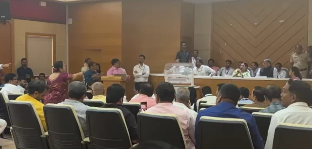 माजी महापौर किशोरी पेडणेकर यांनी आरक्षण सोडतीवर आक्षेप घेतला आहे.