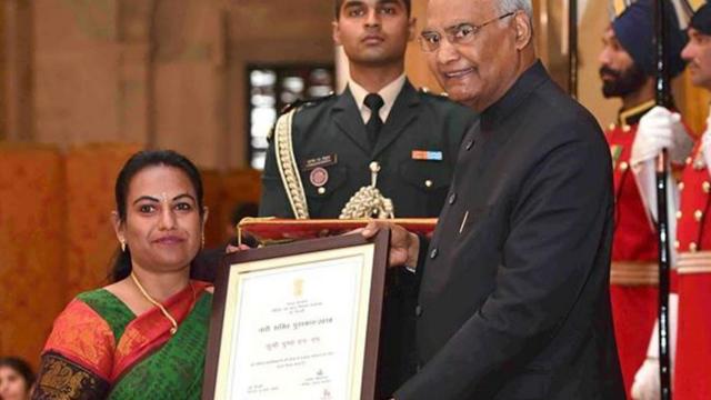 Pushpa reçoit un prix national des mains du président de l'Inde Ram Nath Kovind 