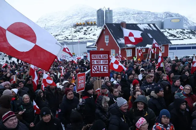 Nuuk'ta ABD Konsolosluğu önünde protesto gösterisi. "Grönland satılık değildir" yazılı dövizler görülüyor.