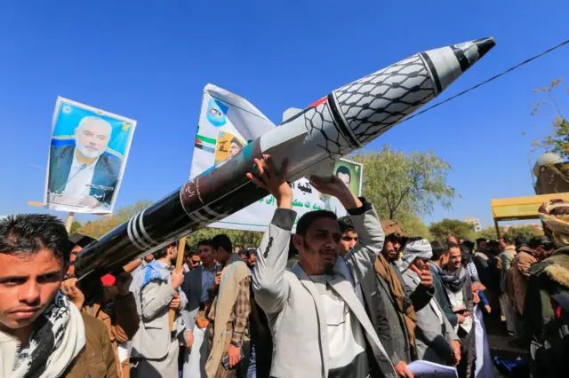 تظاهرات در صنعا با موشک ساختگی