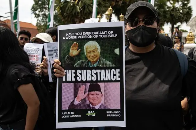 Para aktivis memegang spanduk selama protes terhadap revisi undang-undang militer pada 24 Maret 2025 di Surabaya, Indonesia