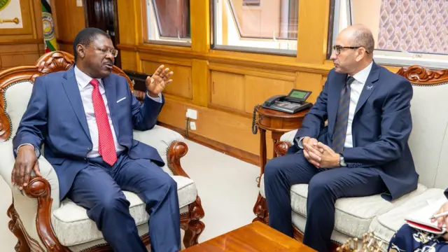 የኬንያ ፓርላማ አፈ ጉባኤ ሞሰስ ዋታንጉላ (ግራ) እና በኬንያ የግብፅ አምባሳደር ሃተም ዮስሪ ሆስኒ