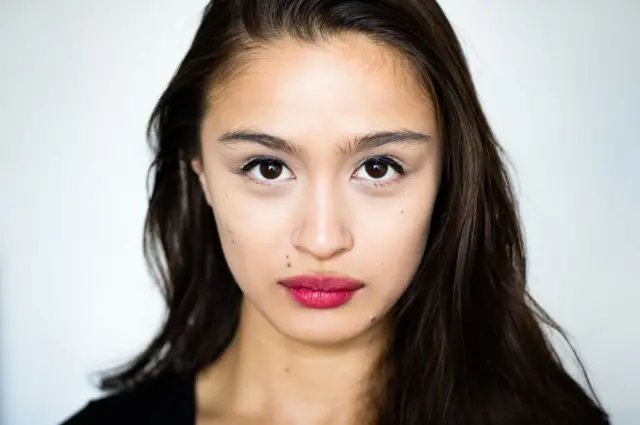 Une jeune femme brune