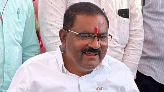 सुरेश धस यांचा सतीश हा कार्यकर्ता असल्याची टीका त्यांच्यावर होतीय.