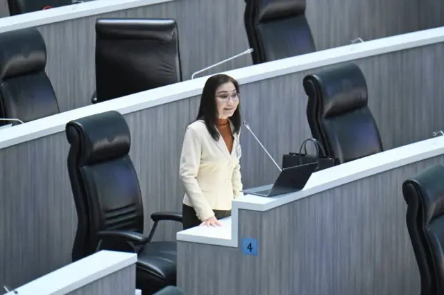 นันทนา นันทวโรภาส ถามสมาชิกว่า “ทุกท่านหลับสบายไหม กังวลต่อสถานภาพของท่านหรือไม่ ได้ยินเสียงสะท้อนจากโซเชียลและสังคมรอบด้านที่พูดถึงที่มาของท่านหรือไม่” ในระหว่างเสนอให้ชะลอการโหวตเลือกศาลรัฐธรรมนูญ