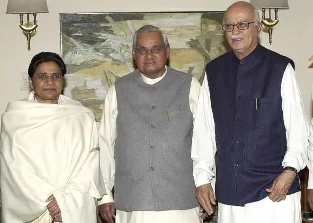 मधुमिताची हत्या झाली तेव्हा उत्तर प्रदेशच्या मुख्यमंत्रिपदी मायावती होत्या. अटलबिहारी वाजपेयी लखनौ मतदारसंघातून लोकसभेचे खासदार होते आणि ते पंतप्रधान होते.