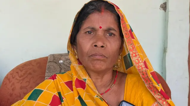 विद्यावती देवी का आरोप है कि इंटर कॉलेज में छात्राओं के लिए अलग से शौचालय नहीं है इसलिए उनकी बच्ची को एडमिशन नहीं मिल रहा है 