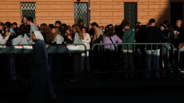 Imbaga y'abantu bahagaze 