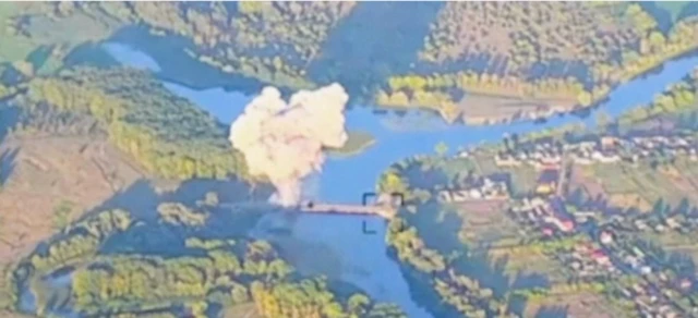 Ukrayna ordusu tarafından yayınlanan görüntülerde köprünün zarar gördüğü tespit edilebiliyor
