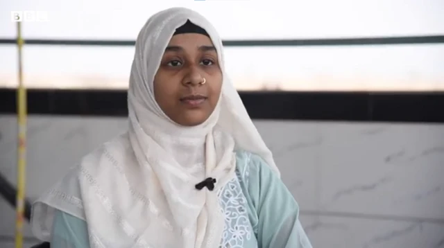 મુંબઈના ગોવંડી વિસ્તારમાં એક નાનકડી 10 બાય 10ની રૂમમાં રહેતાં આયેશાનાં ઘરમાં શૌચાલય નથી.