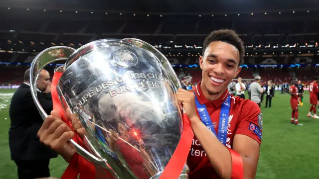 Trent Alexander-Arnold celebrate wit di trophy afte e win di 2019 Champions League wit Liverpool