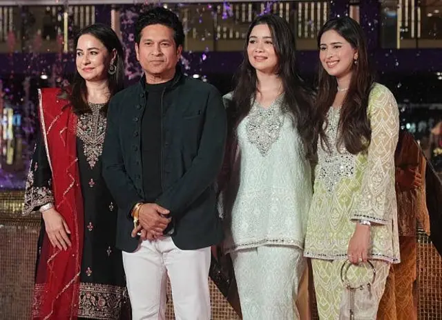 تنڈولکر اپنی اہلیہ، بیٹی اور بہو کے ساتھ حالیہ دنوں میں