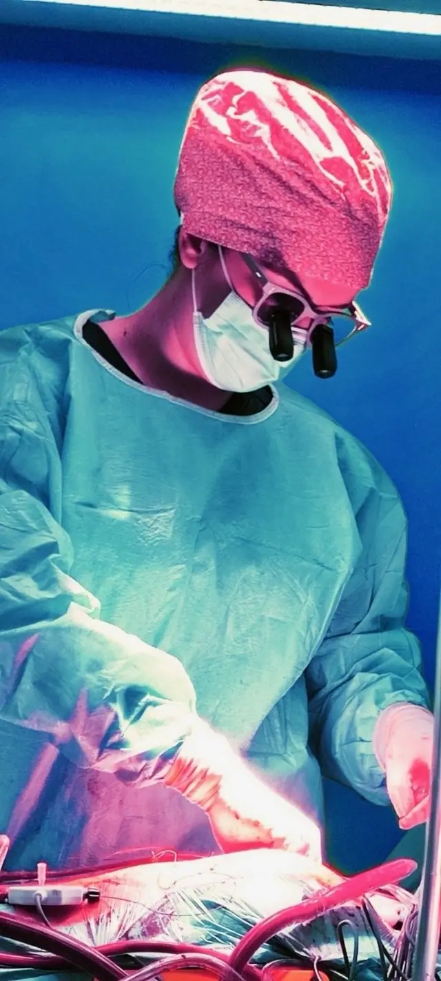 Хируршкиња за операционим столом