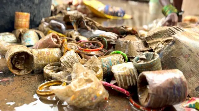 వరదలో తడిచిన గాజులు