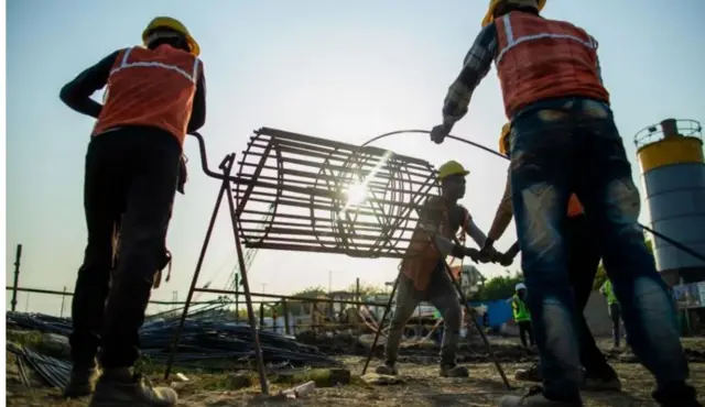 வளர்ந்த நாடுகளின் வரிசையில் இந்தியா சேர வேண்டுமானால் புதிய அணுகுமுறை தேவை என்று நிபுணர்கள் கூறுகின்றனர்