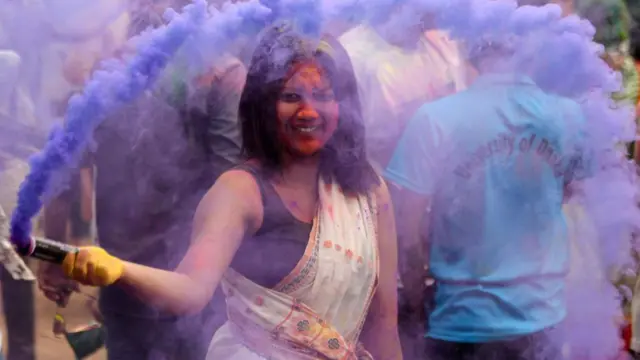 নারী দিবসের সাথে বেগুনি রংয়ের দীর্ঘ সম্পর্ক