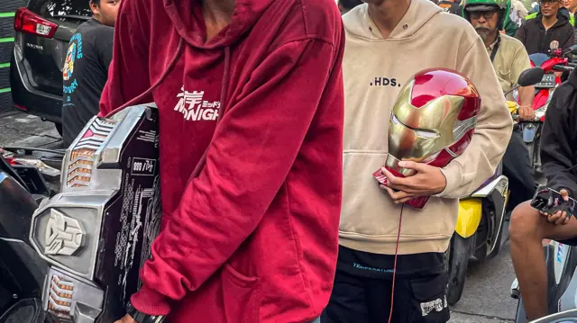 Massa membawa barang milik anggota DPR Ahmad Sahroni dari dalam rumahnya di kawasan Tanjung Priok, Jakarta, Sabtu (30/8/2025).