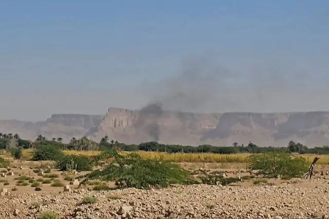 تظهر هذه الصورة، المأخوذة من لقطات وكالة فرانس برس التلفزيونية، تصاعد الدخان عقب غارات جوية قال المجلس الانتقالي الجنوبي إنها أدت إلى مقتل سبعة أشخاص