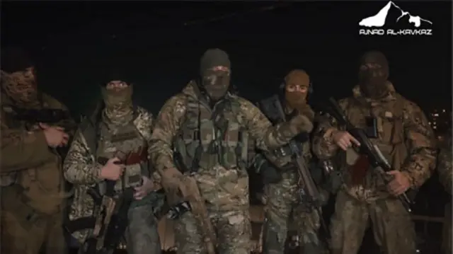 عکس جمعی از گروه‌های مسلح در سوریه که از قفقاز آمده‌اند